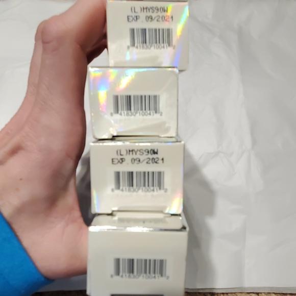 It cosmetics bye bye foundation full cov. MEDIUM - Picture 4 of 4